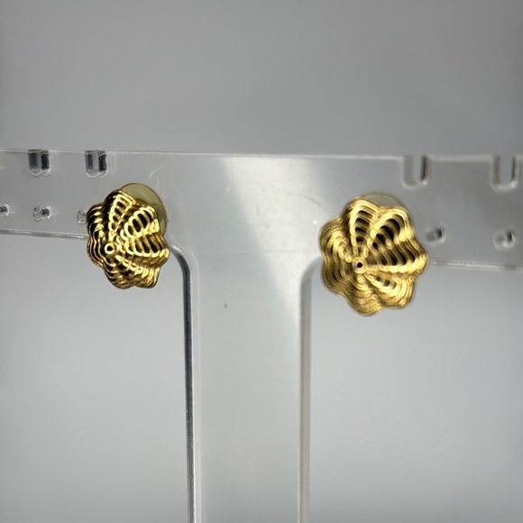 Gold Filigree Stud Earrings with Vintage Charm - Picture 2 of 4